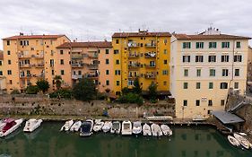 Hostal Le Streghe Rooms E Art,centralissimo Con Garage Su Richiesta